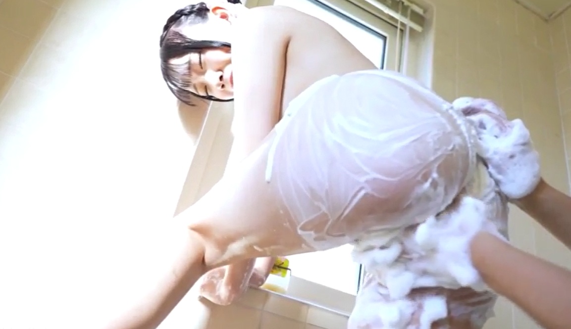 【神楽いろは】前髪ぱっつん乙女ちゃんが、初めてのヌード撮影に挑む。小さい乳首を刺激で固くしながら頑張る彼女に、スタッフは非道な手マンを敢行です。